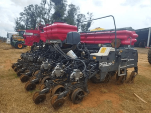 Plantadeira MF 513 HF pneumática 13 linhas ano 2018.