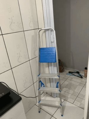 Escada de alumínio 4 degraus.