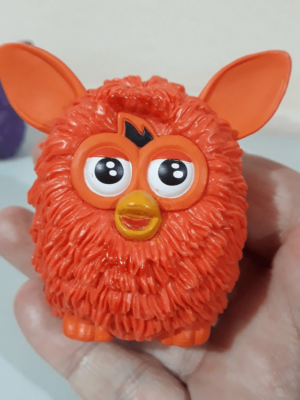Brinquedo Furby coleção Hasbro 2013 (O branco falta uma orelha) - Image 3