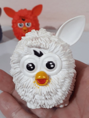 Brinquedo Furby coleção Hasbro 2013 (O branco falta uma orelha) - Image 5
