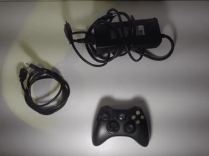 XBOX 360 com controle + disco rígido 320 GB + cabo HDMI + 2 jogos - Image 3