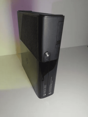 XBOX 360 com controle + disco rígido 320 GB + cabo HDMI + 2 jogos