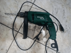 Furadeira Bosch 220V funcionando