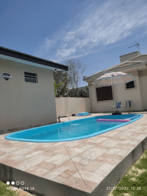 Linda casa com Piscina a 80 mts da praia